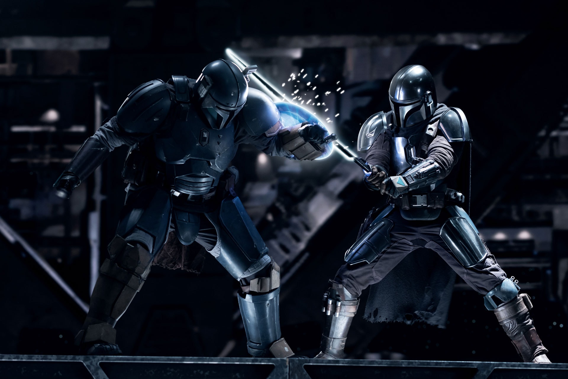 (L-R): Paz Vizsla (Tait Fletcher/Rich Cetrone) duels the Mandalorian (Pedro Pascal/Lateef Crowder) for the Darksaber in The Book of Boba Fett Chapter 5 - Lucasfilm Ltd.