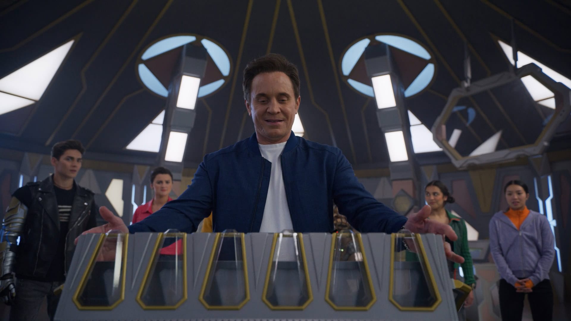 Billy Cranston (David Yost) presenting the new morphers to the Rangers in Cosmic Fury - Netflix © 2023