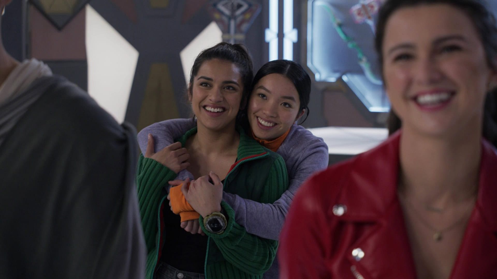 (L-R): Izzy (Tessa Rao) and Fern (Jacqueline Joe) in Power Rangers Cosmic Fury - Netflix © 2023